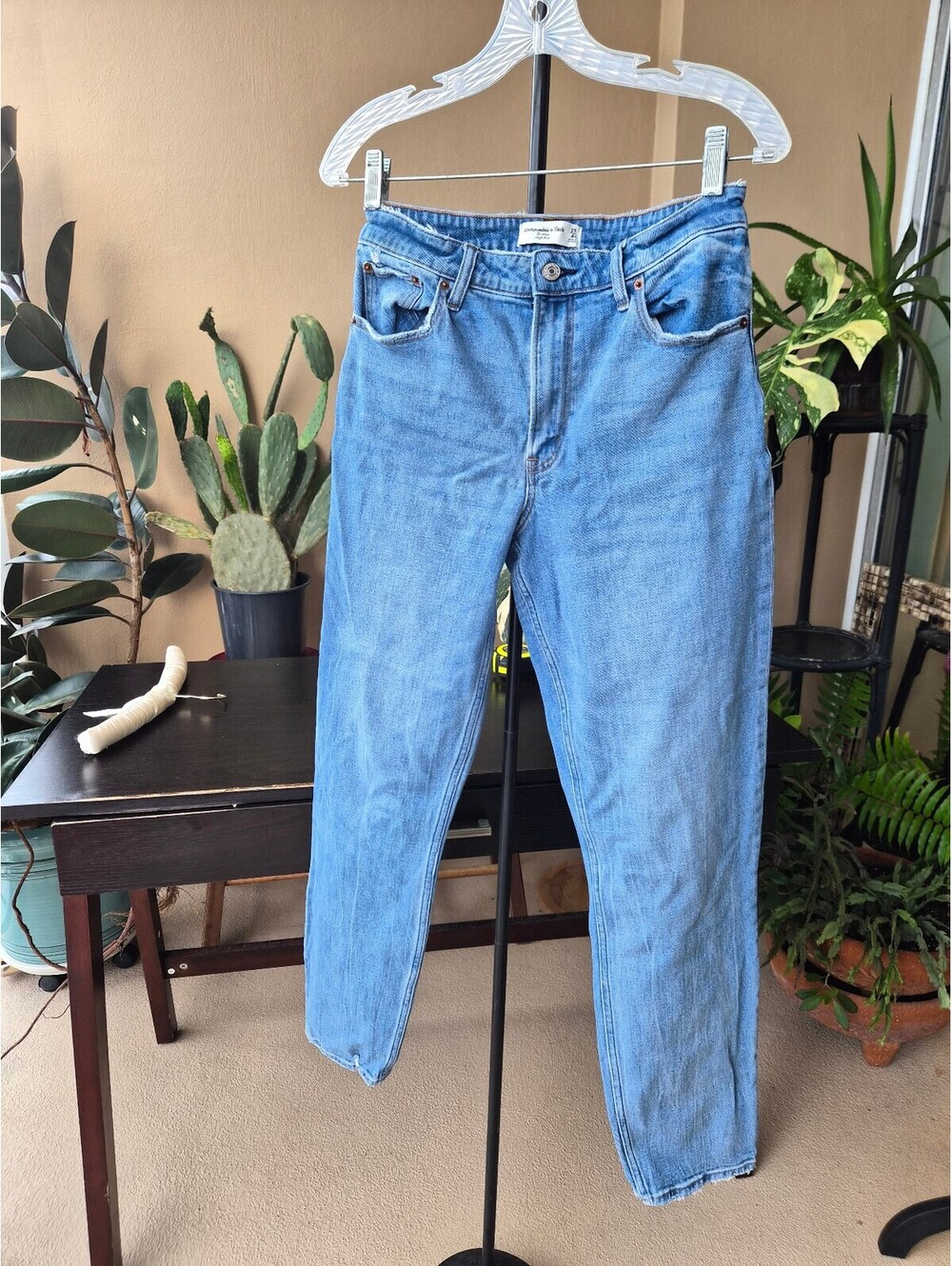 Abercrombie & Fitch The Mom High Rise Jeans Size 27/4
